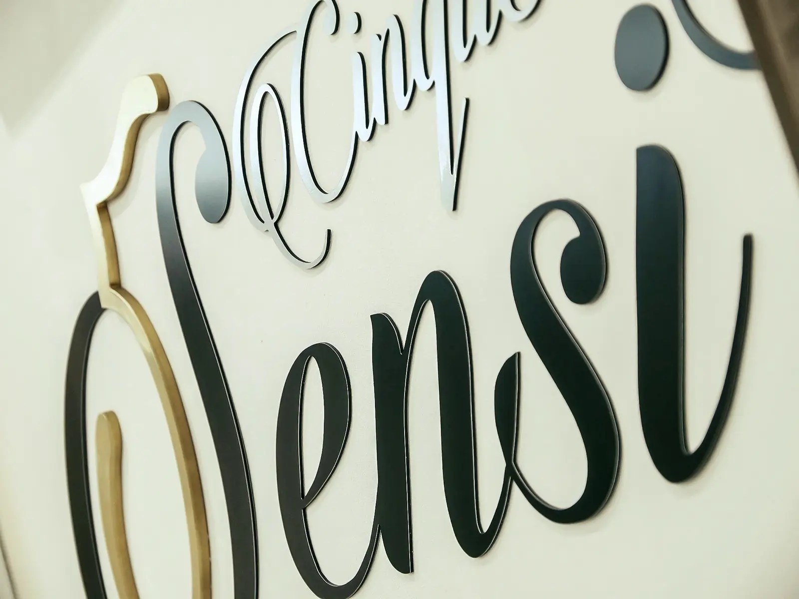 Dreidimensional umgesetzter Cinque-Sensi-Schriftzug